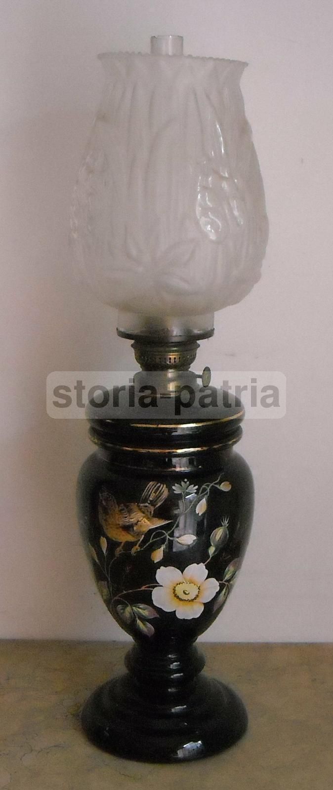 Lampada Antica A Petrolio In Vetro Opaline Nero Con Decoro Floreale
