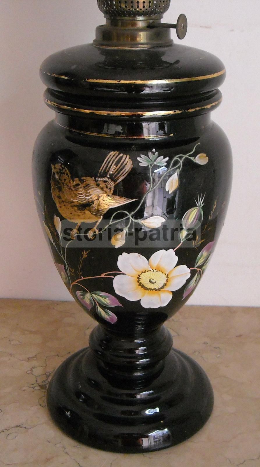 Lampada Antica A Petrolio In Vetro Opaline Nero Con Decoro Floreale