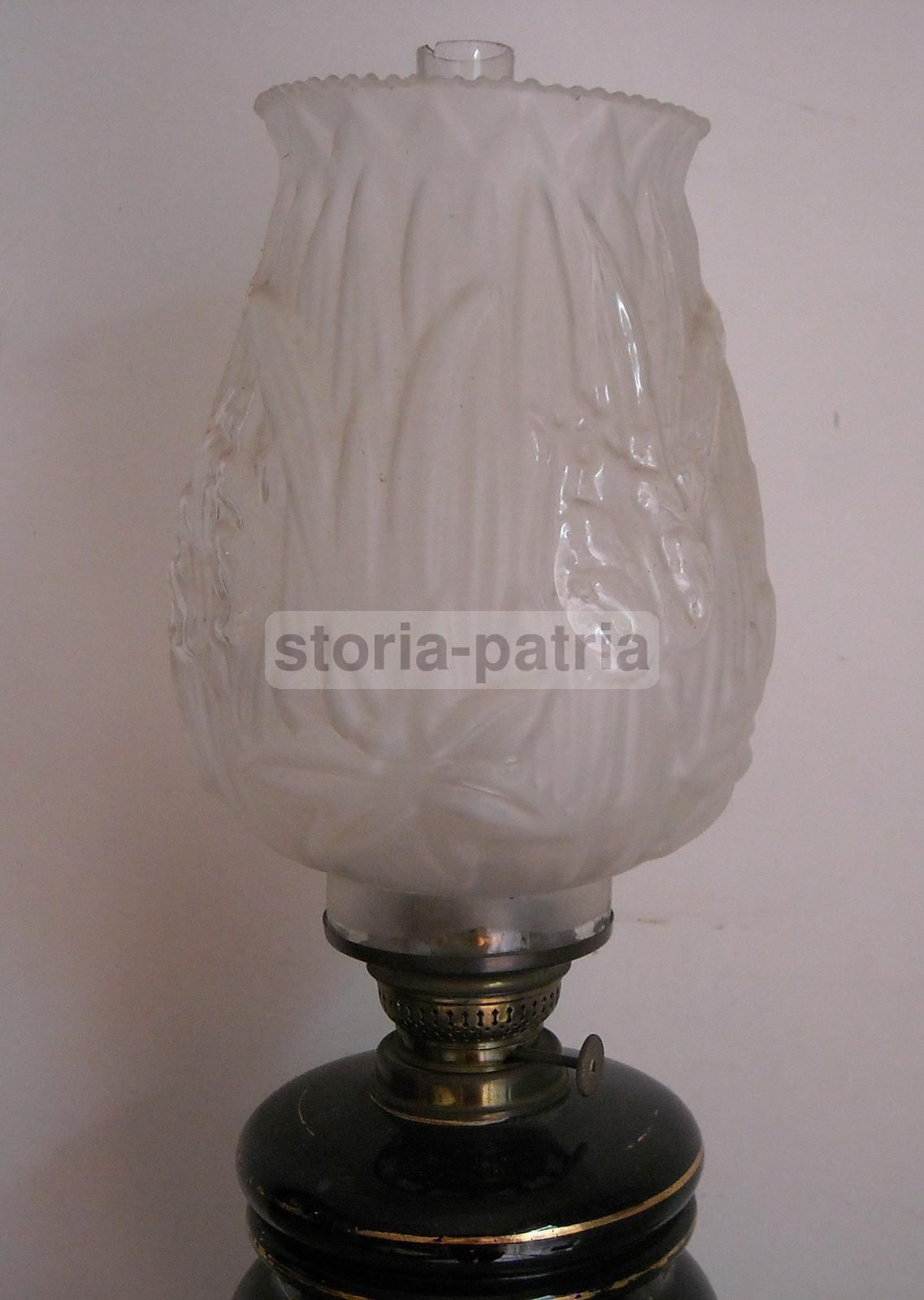 Lampada Antica A Petrolio In Vetro Opaline Nero Con Decoro Floreale
