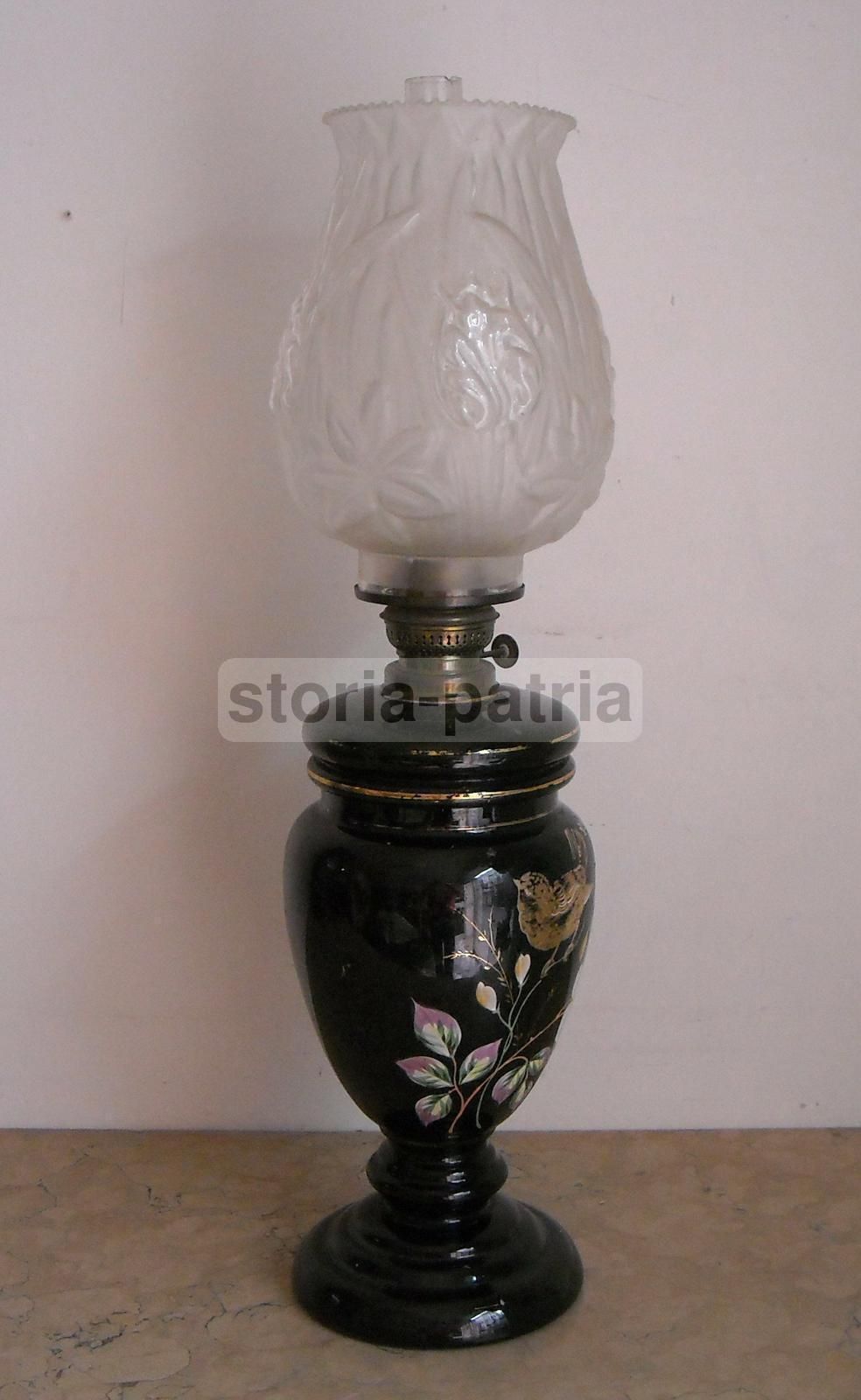 Lampada Antica A Petrolio In Vetro Opaline Nero Con Decoro Floreale
