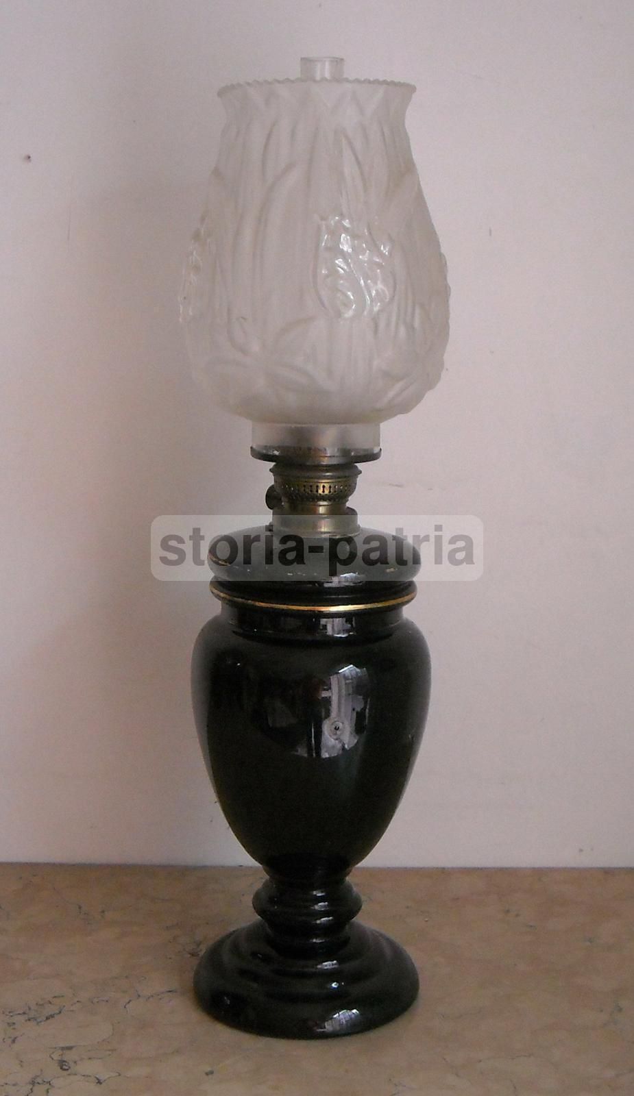 Lampada Antica A Petrolio In Vetro Opaline Nero Con Decoro Floreale