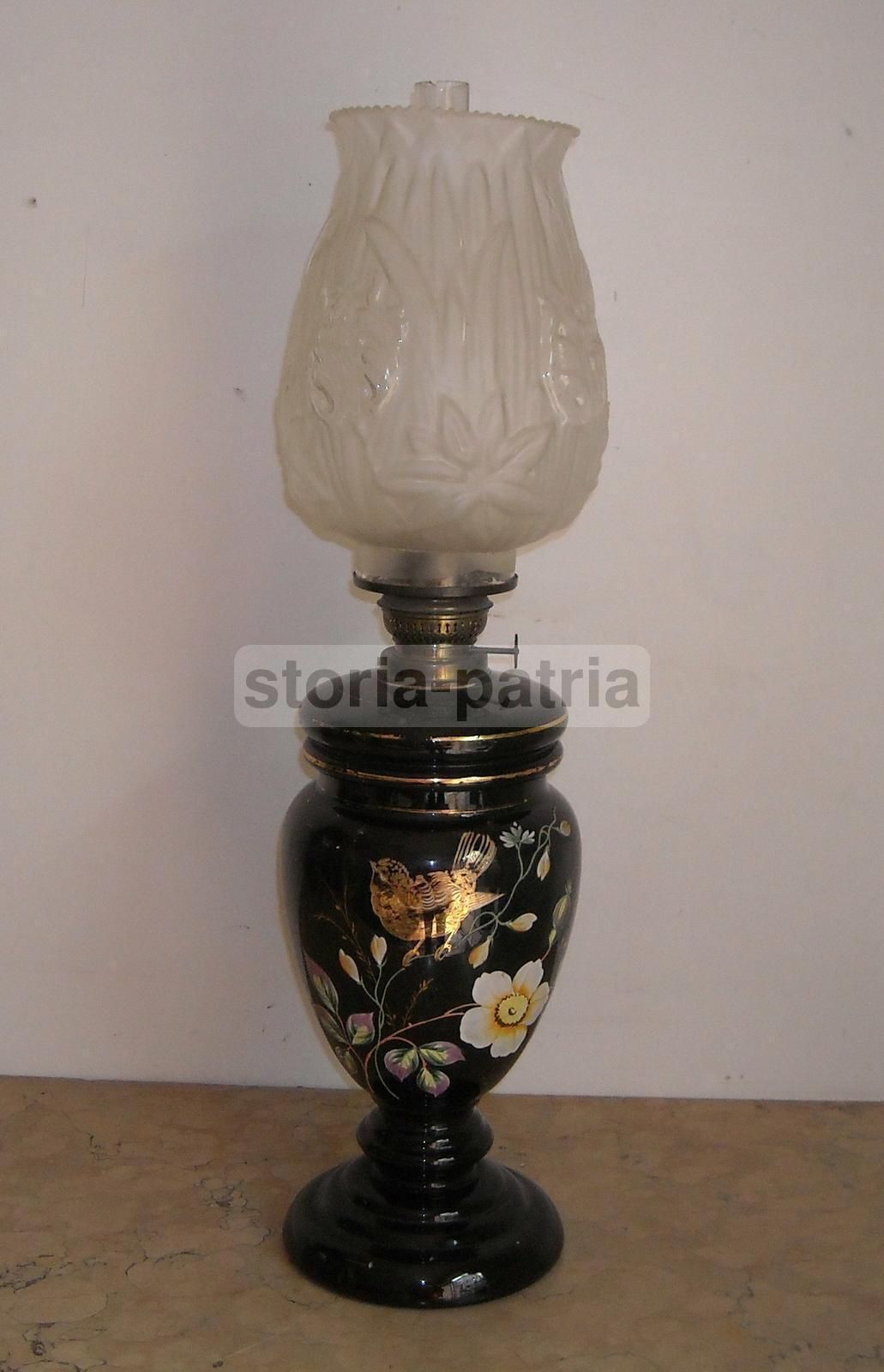 Lampada Antica A Petrolio In Vetro Opaline Nero Con Decoro Floreale