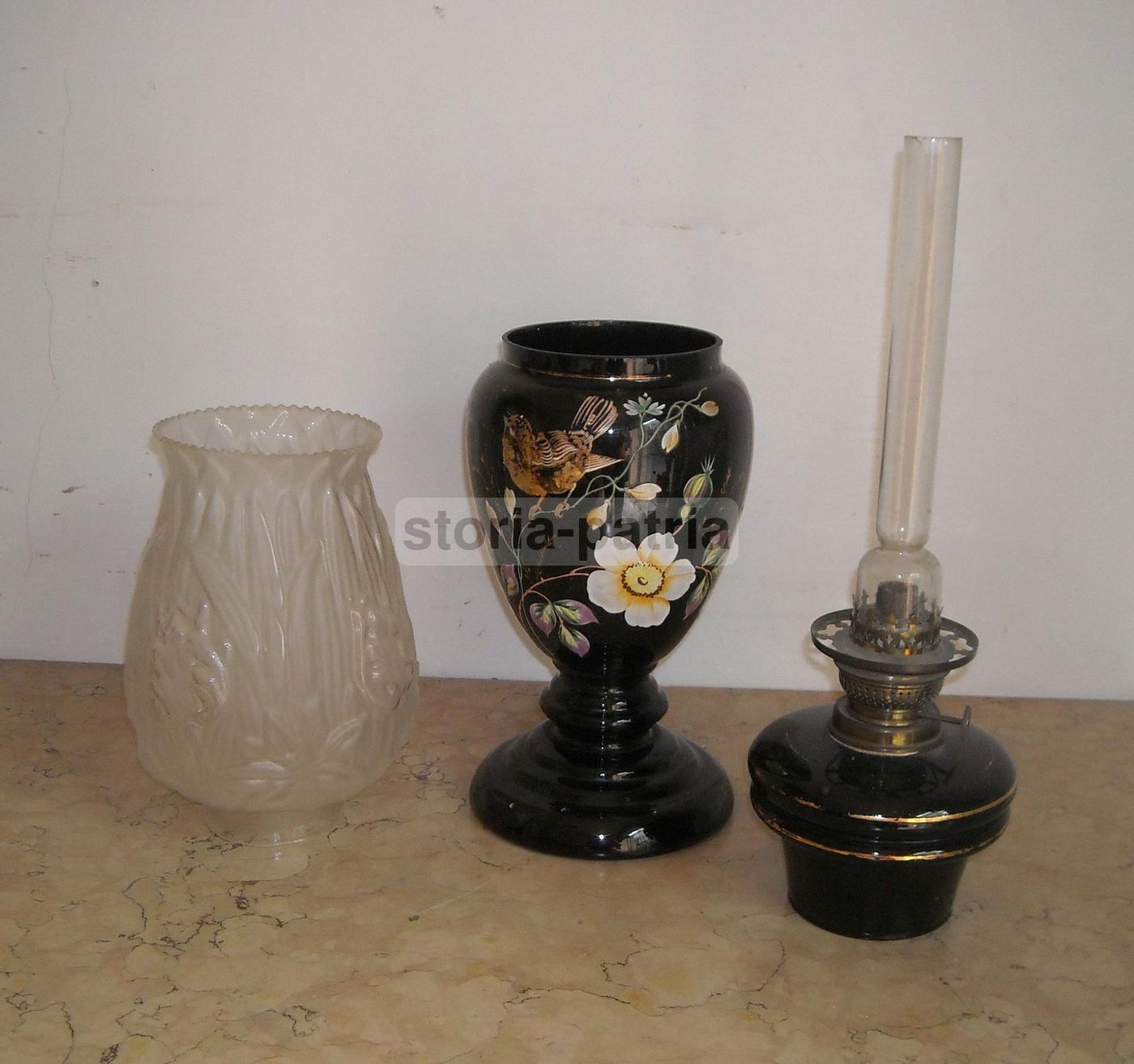 Lampada Antica A Petrolio In Vetro Opaline Nero Con Decoro Floreale