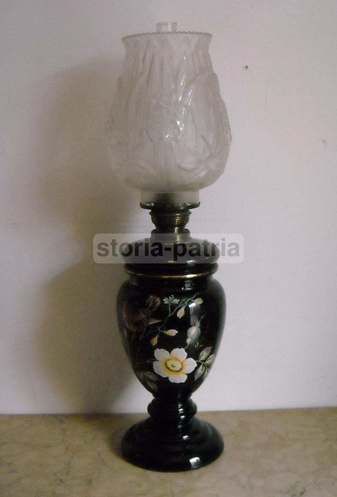 Lampada Antica A Petrolio In Vetro Opaline Nero Con Decoro Floreale