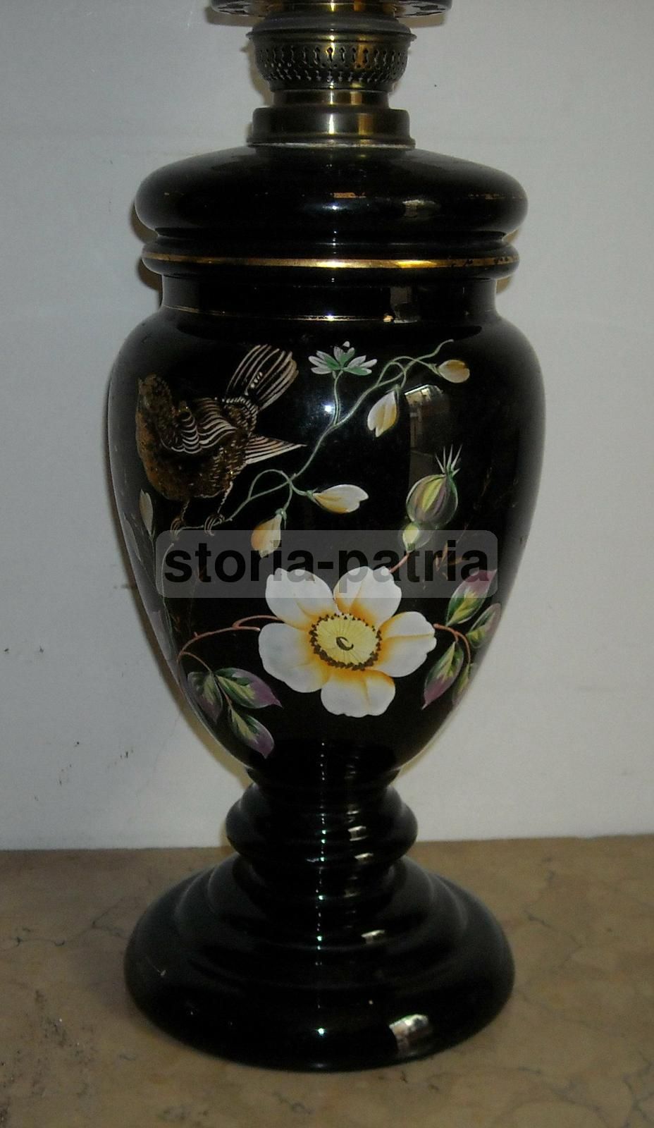 Lampada Antica A Petrolio In Vetro Opaline Nero Con Decoro Floreale