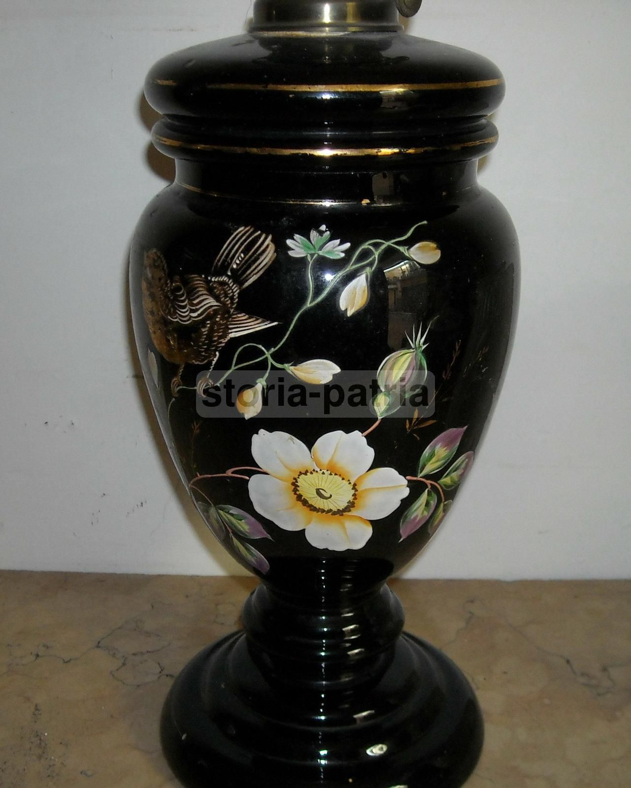 Lampada Antica A Petrolio In Vetro Opaline Nero Con Decoro Floreale