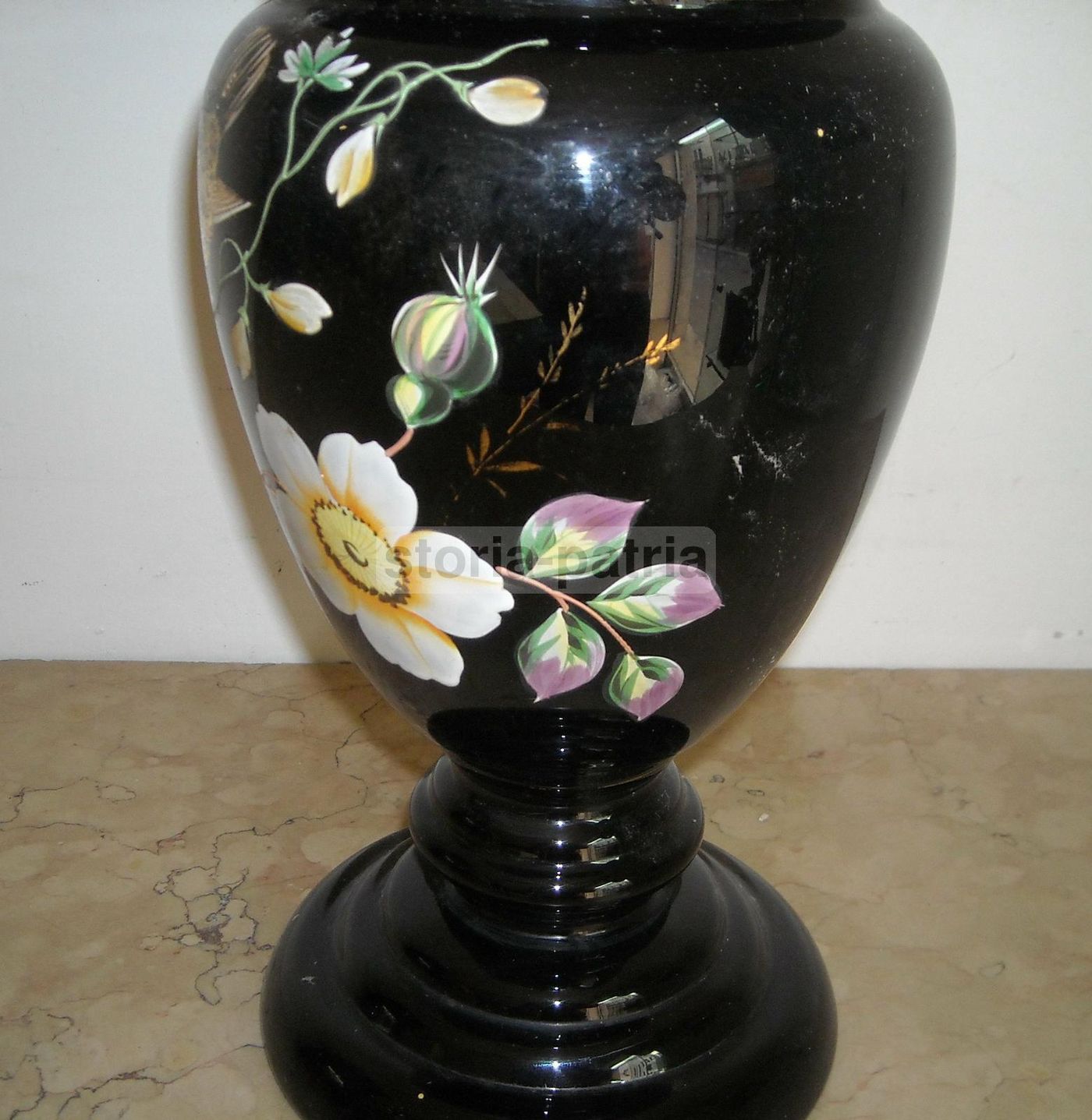 Lampada Antica A Petrolio In Vetro Opaline Nero Con Decoro Floreale