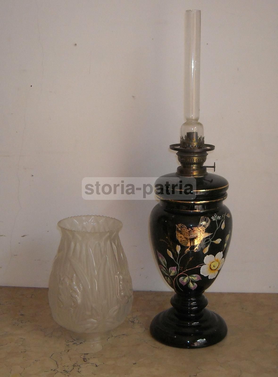 Lampada Antica A Petrolio In Vetro Opaline Nero Con Decoro Floreale