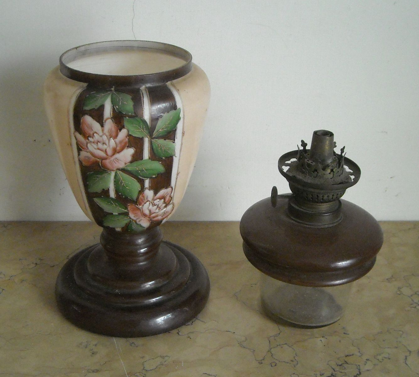 Lampada A Petrolio Liberty In Vetro Dipinto A Motivi Floreali, Fine XIX   Inizio XX Secolo