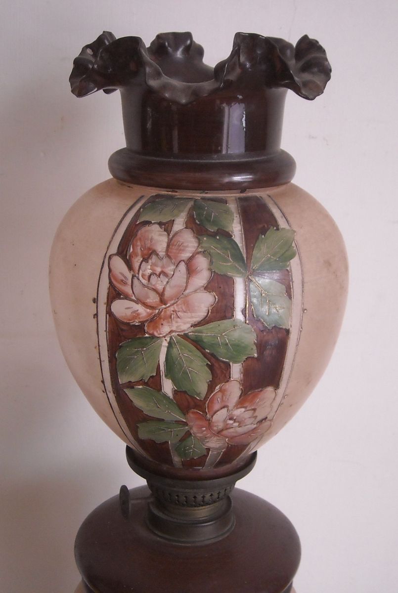 Lampada A Petrolio Liberty In Vetro Dipinto A Motivi Floreali, Fine XIX   Inizio XX Secolo