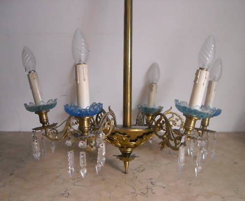 Lampadario Antico In Ottone Dorato E Vetri Azzurrati A Sei Bracci