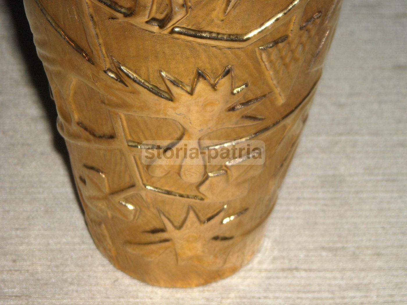 Bottiglia Da Liquore In Ceramica Decorata Con Rilievi Dorati, Anni '50
