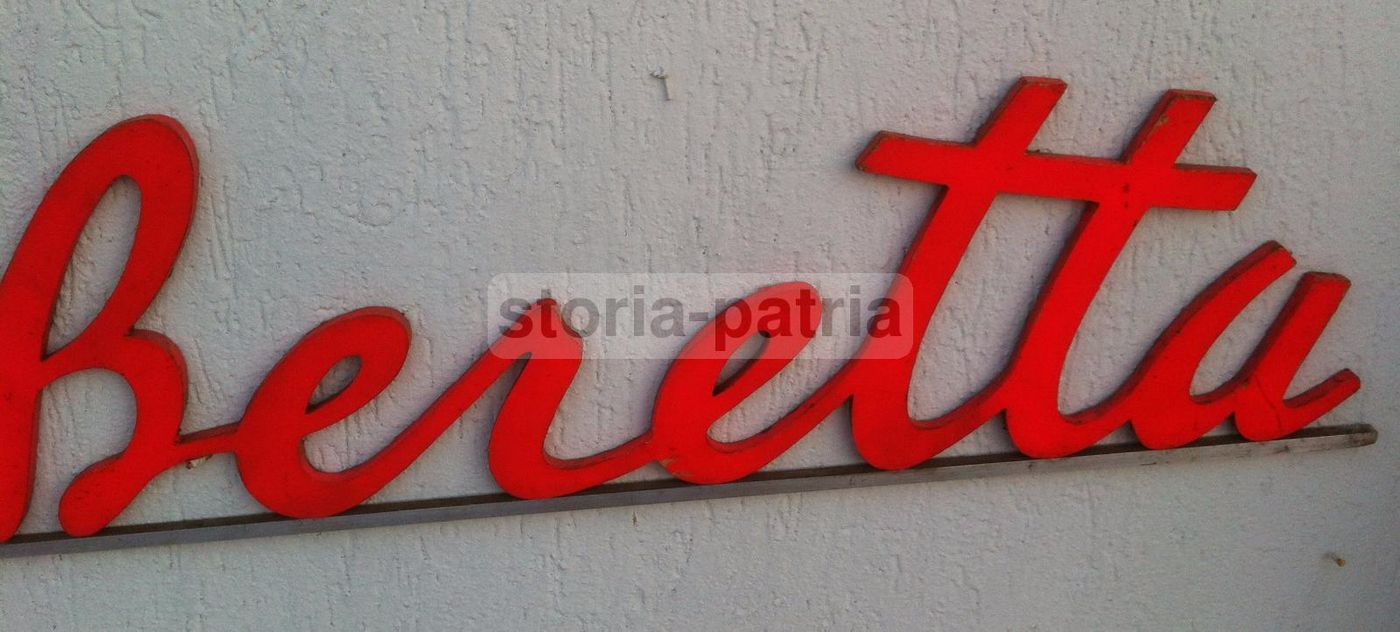 Insegna Pubblicitaria Beretta Vintage In Legno E Metallo, 140 Cm