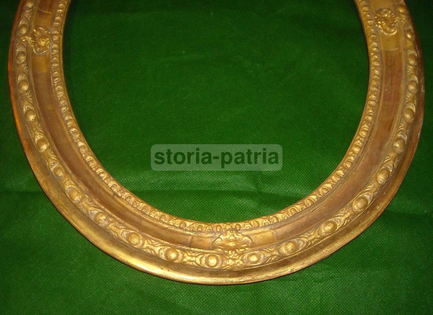 Cornice Ovale Antica Dorata Con Decori In Rilievo, XIX Secolo