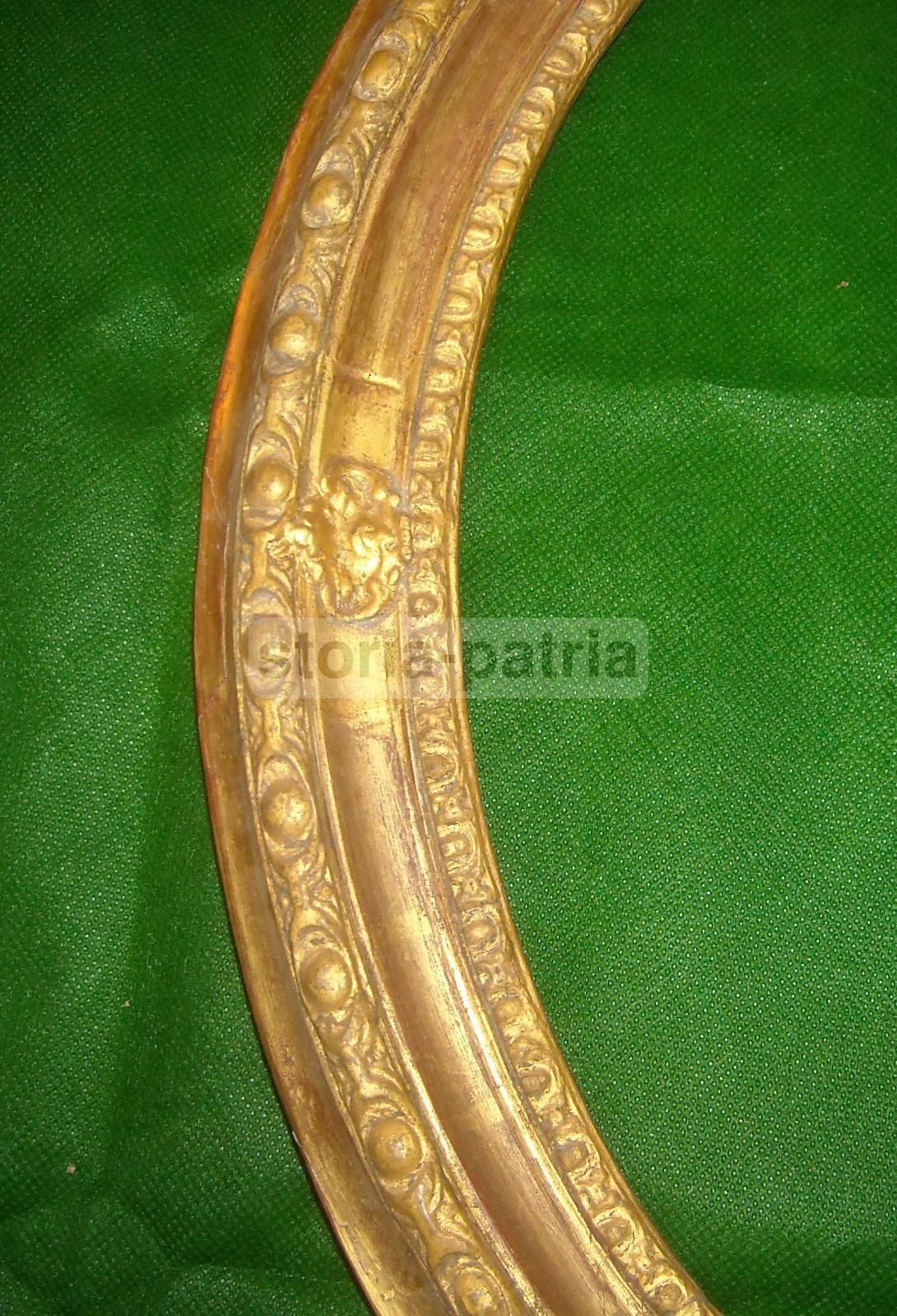 Cornice Ovale Antica Dorata Con Decori A Pastiglia, XIX Secolo, Cm 48x40