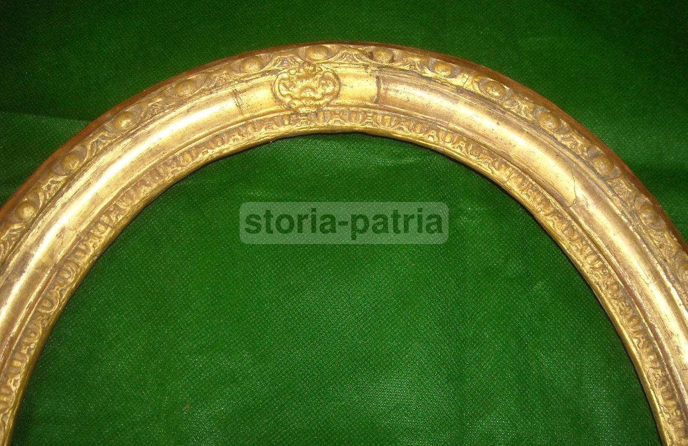 Cornice Ovale Antica Dorata Con Decori In Rilievo, XIX Secolo