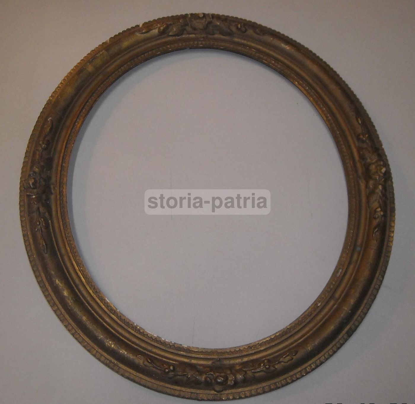 Cornice Ovale Antica In Legno Dorato Con Decori In Rilievo, XIX Secolo