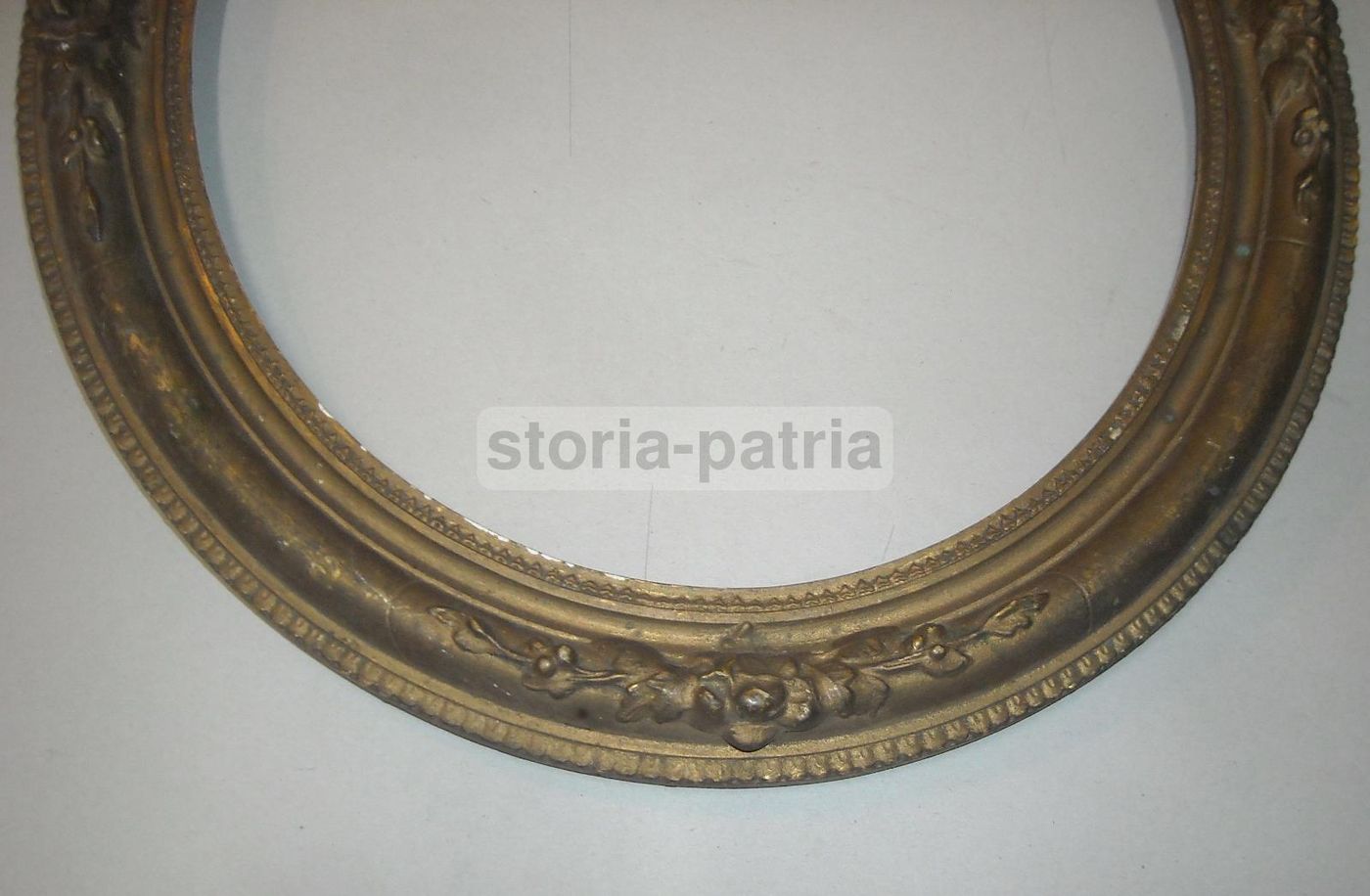 Cornice Ovale Antica Dorata Con Decori In Rilievo, Seconda Metà Dell'Ottocento