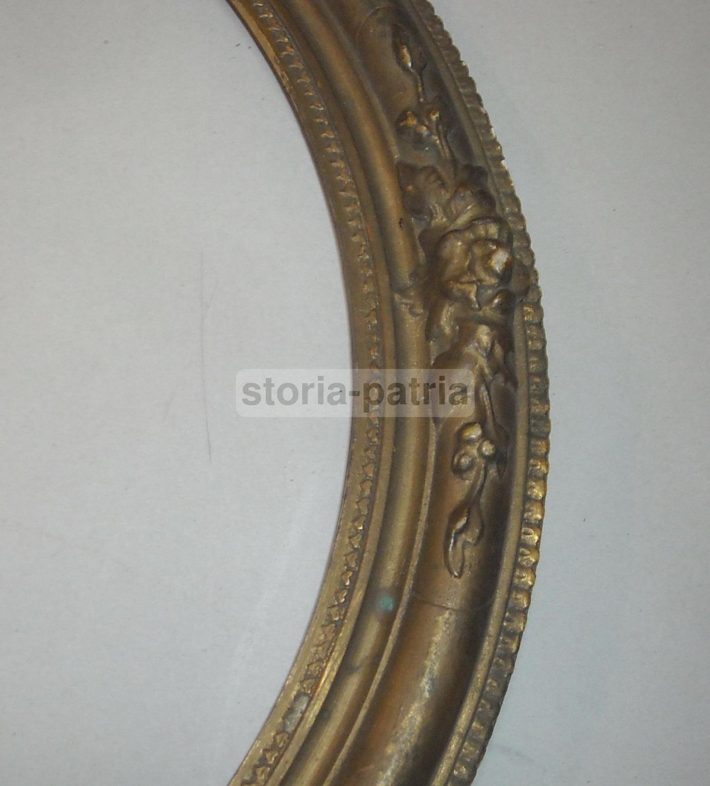 Cornice Ovale Antica Dorata Con Decori In Rilievo, Seconda Metà Dell'Ottocento