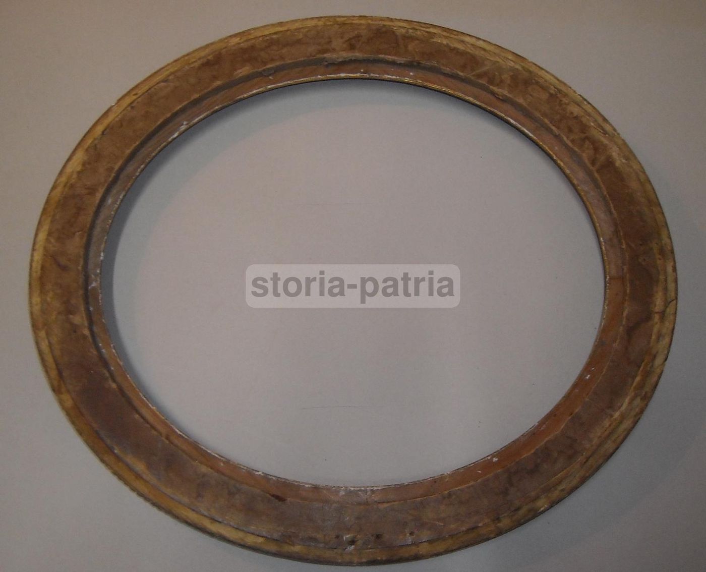 Cornice Ovale Antica In Legno Dorato Con Decori In Rilievo, XIX Secolo