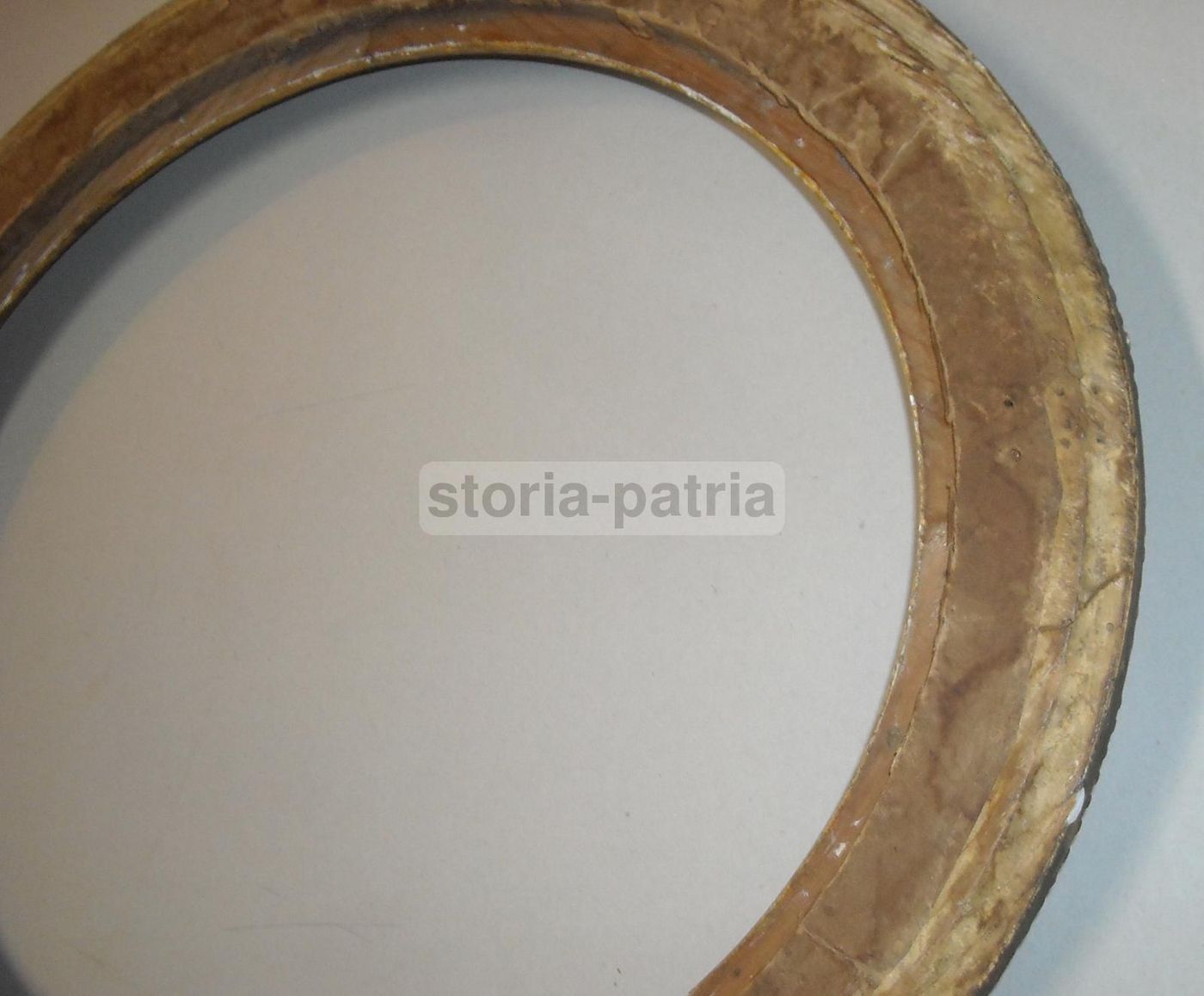 Cornice Ovale Antica In Legno Dorato Con Decori In Rilievo, XIX Secolo