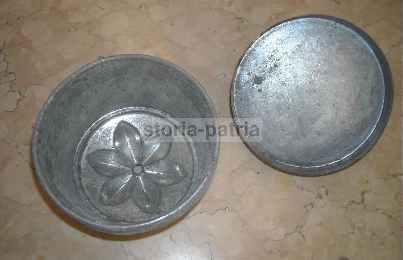 Antico Utensile Per Pasticceria In Metallo Con Coperchio, Primo '900