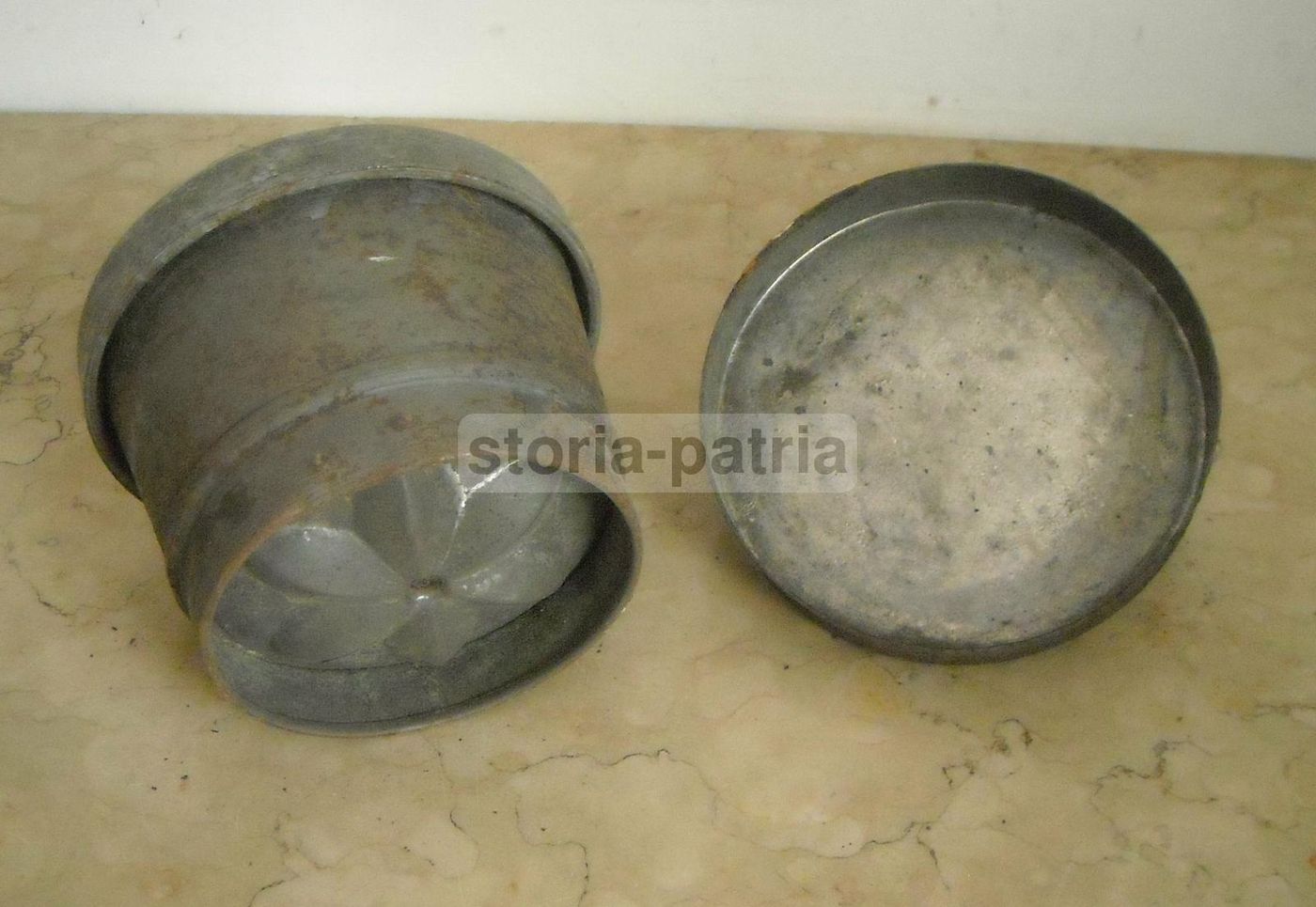 Antico Utensile Per Pasticceria In Metallo Con Coperchio, Primo '900