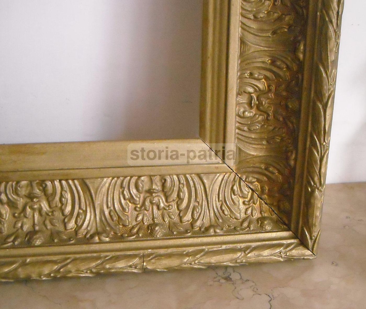 Cornice Antica Fine '800 Decorata A Pastiglia Dorata (79x66 Cm)