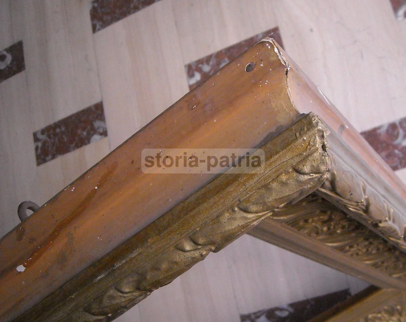 Cornice Antica Fine '800 Decorata A Pastiglia Dorata (79x66 Cm)