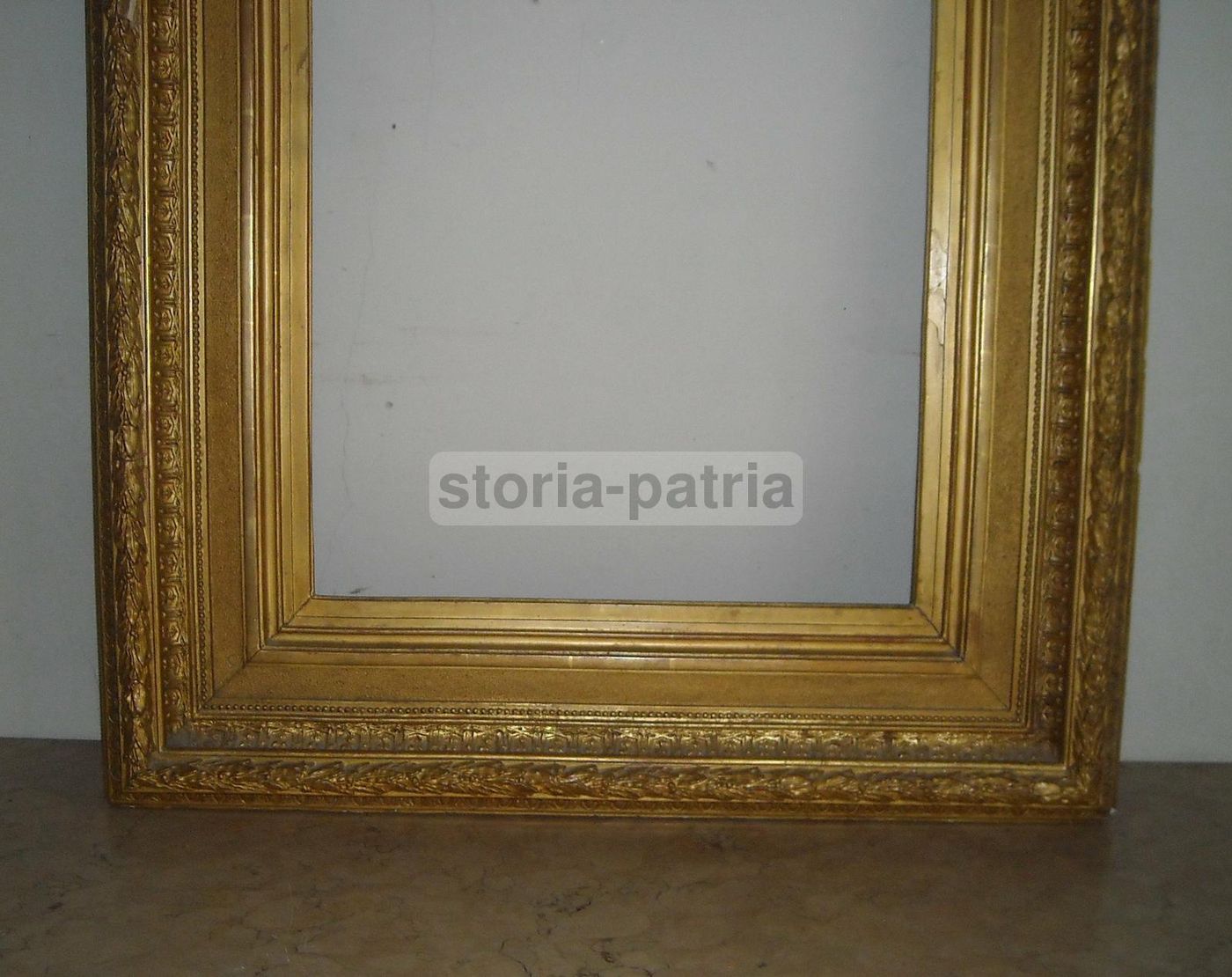 Cornice Antica Dorata Del XIX Secolo Con Decorazioni In Rilievo (90x76 Cm)