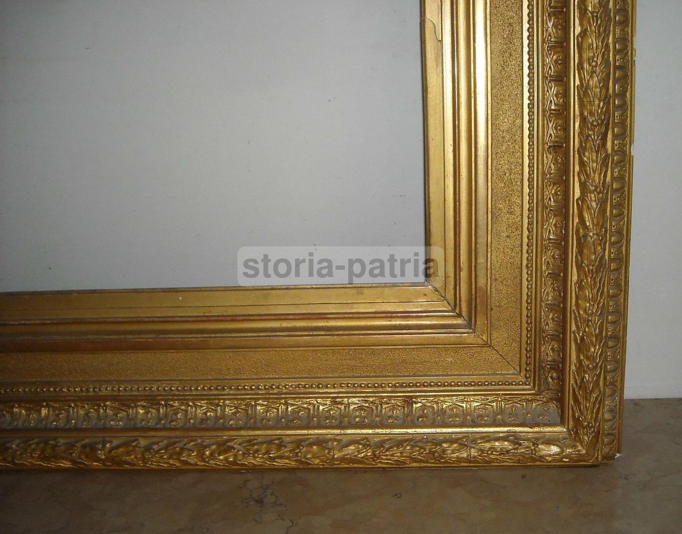 Cornice Antica Dorata Del XIX Secolo Con Decorazioni In Rilievo (90x76 Cm)