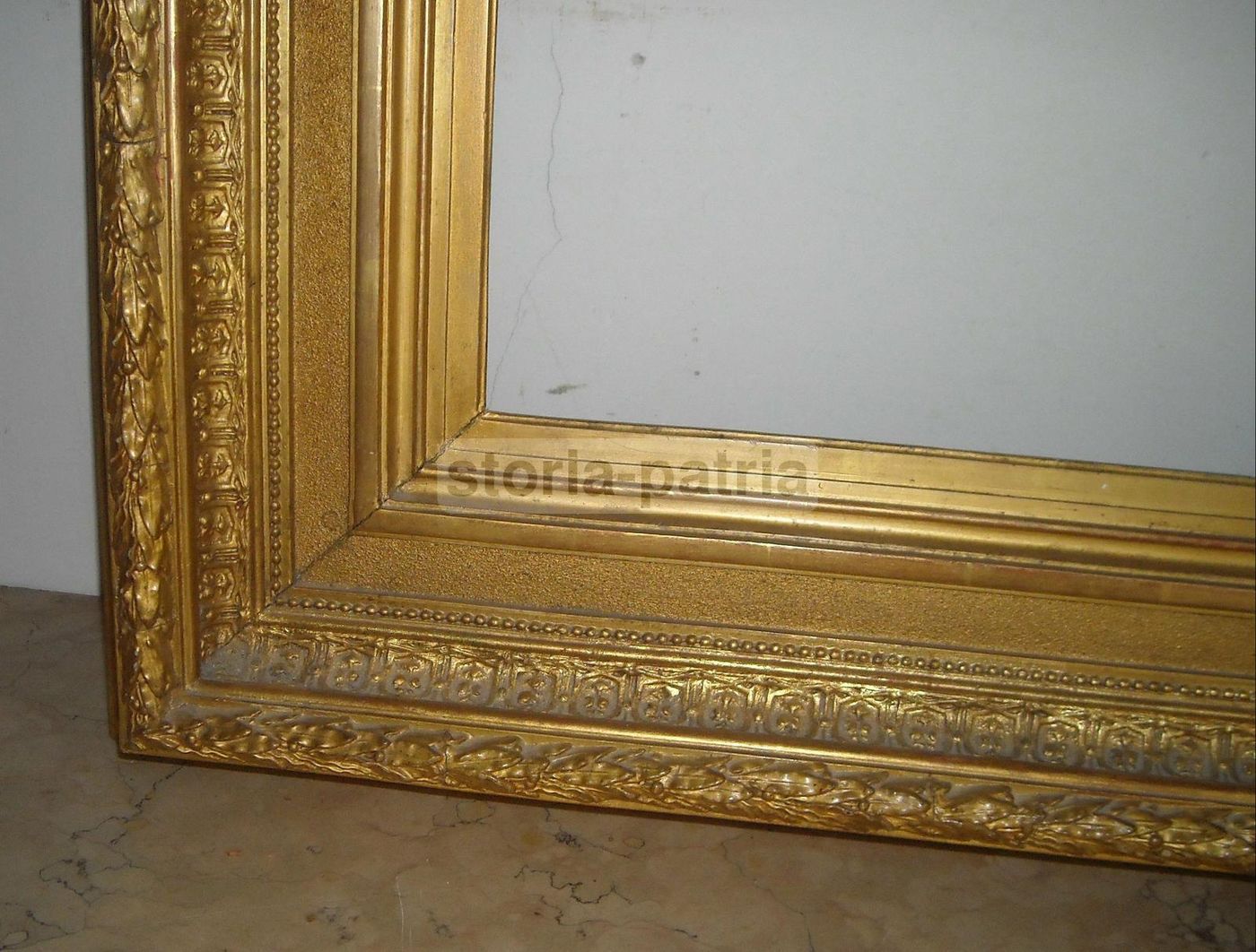 Cornice Antica Dorata Del XIX Secolo Con Decorazioni In Rilievo (90x76 Cm)