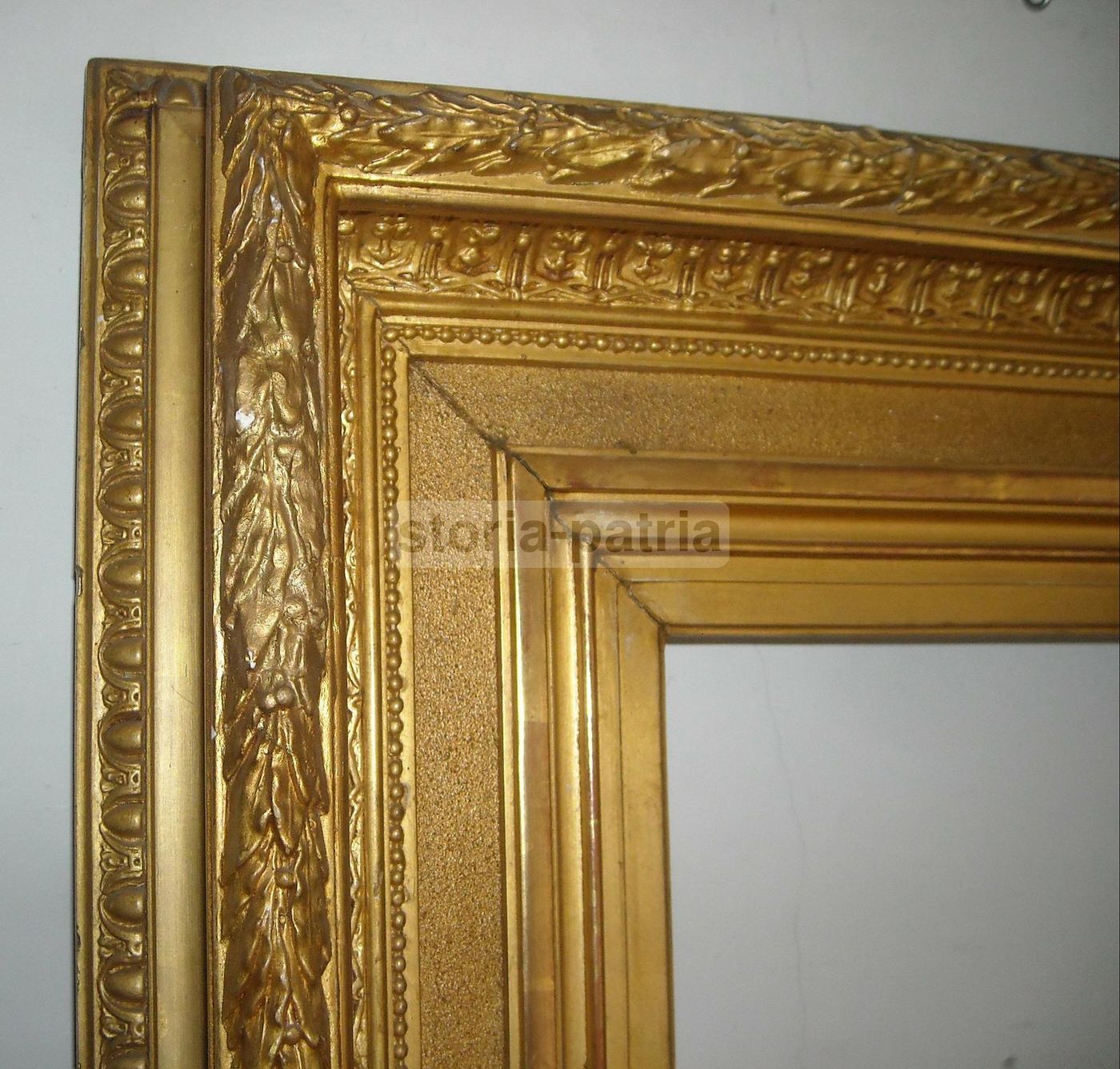 Cornice Antica Dorata Del XIX Secolo Con Decorazioni In Rilievo (90x76 Cm)
