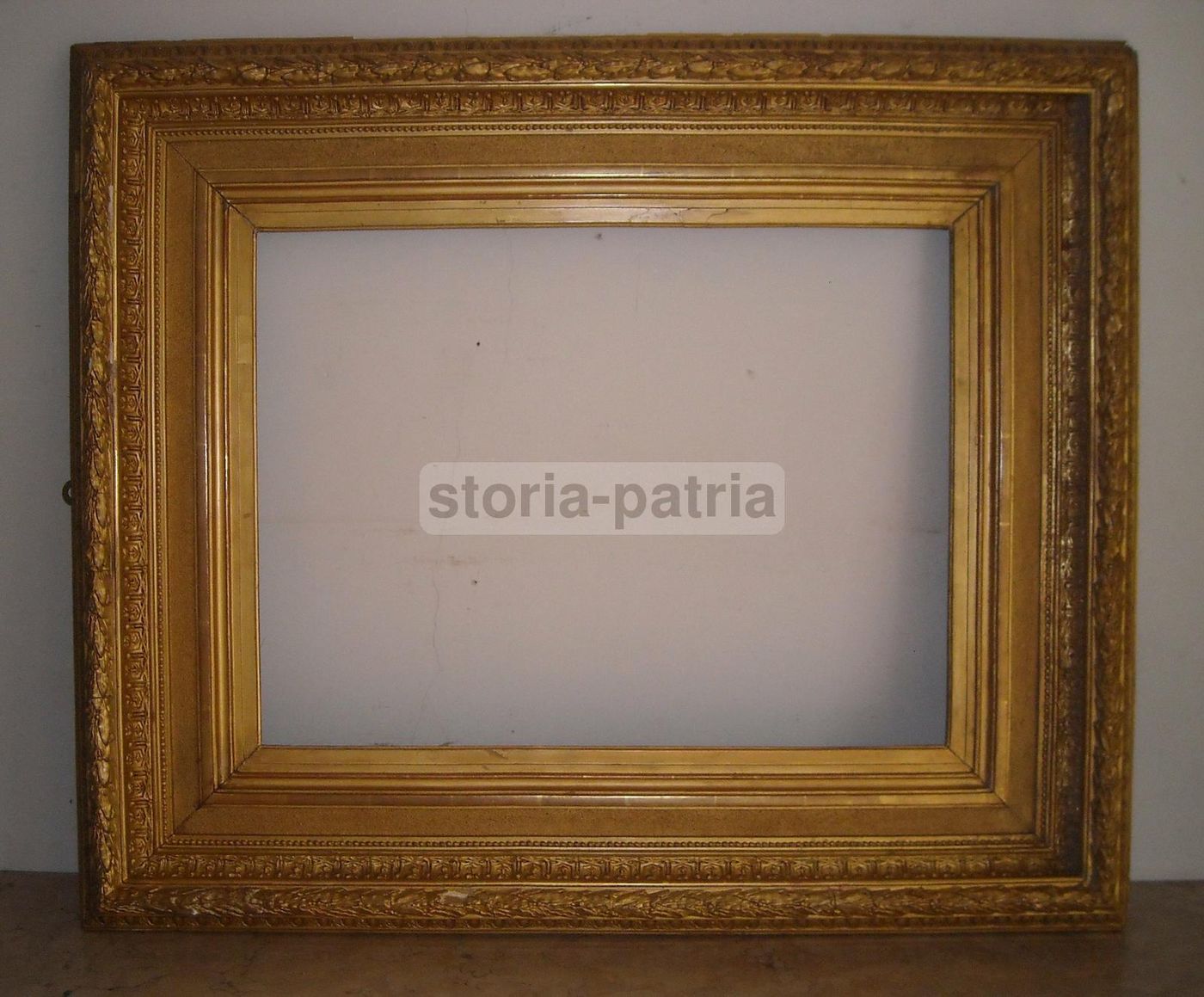 Cornice Antica Dorata Del XIX Secolo Con Decorazioni In Rilievo (90x76 Cm)