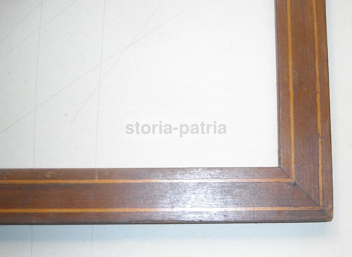Cornice Antica In Noce Con Intarsio (55x42 Cm)