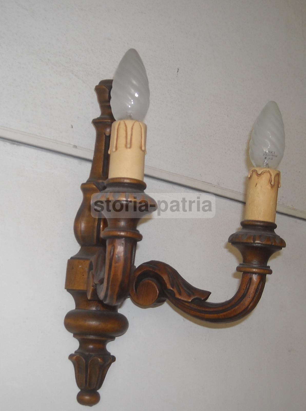 Lampada Applique Da Parete In Legno Intagliato A Due Luci Vintage