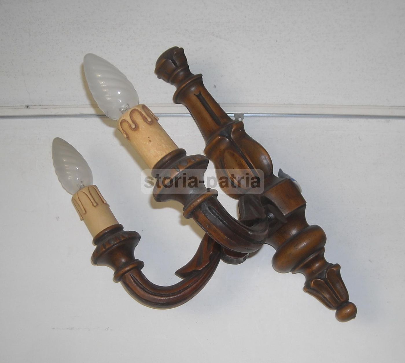 Lampada Applique Da Parete In Legno Intagliato A Due Luci Vintage