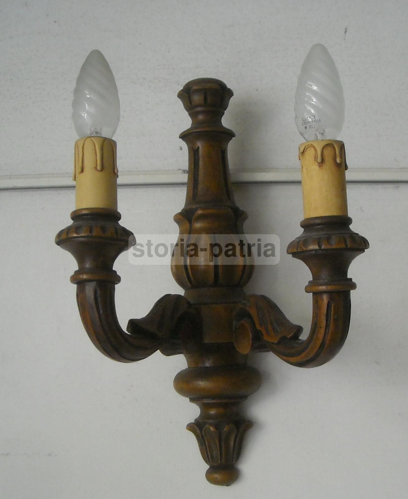 Lampada Applique Da Parete In Legno Intagliato A Due Luci Vintage