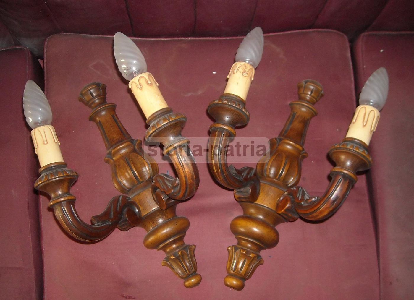 Lampada Applique Da Parete In Legno Intagliato A Due Luci Vintage