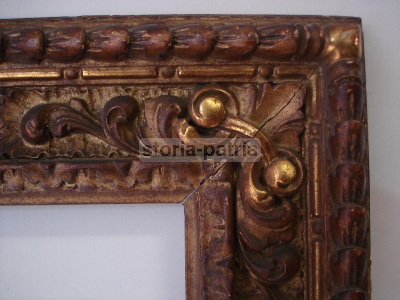 Cornice Antica Dorata Intagliata In Legno, 90x76 Cm, Metà '800