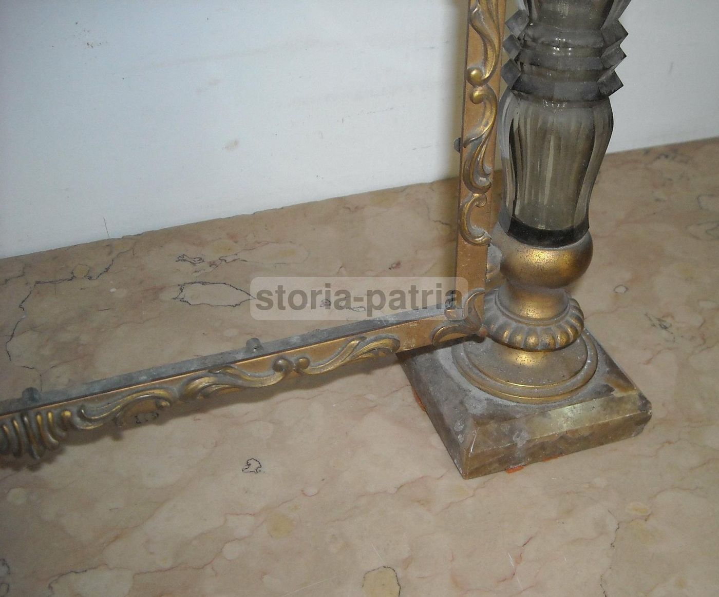 Cornice In Ottone Dorato Con Inserti In Vetro E Basi In Marmo, Anni '30
