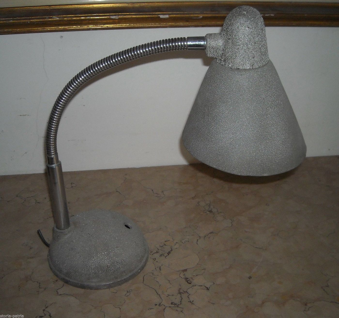 Lampada Da Tavolo Vintage Anni '50 In Metallo E Cromo Con Braccio Flessibile