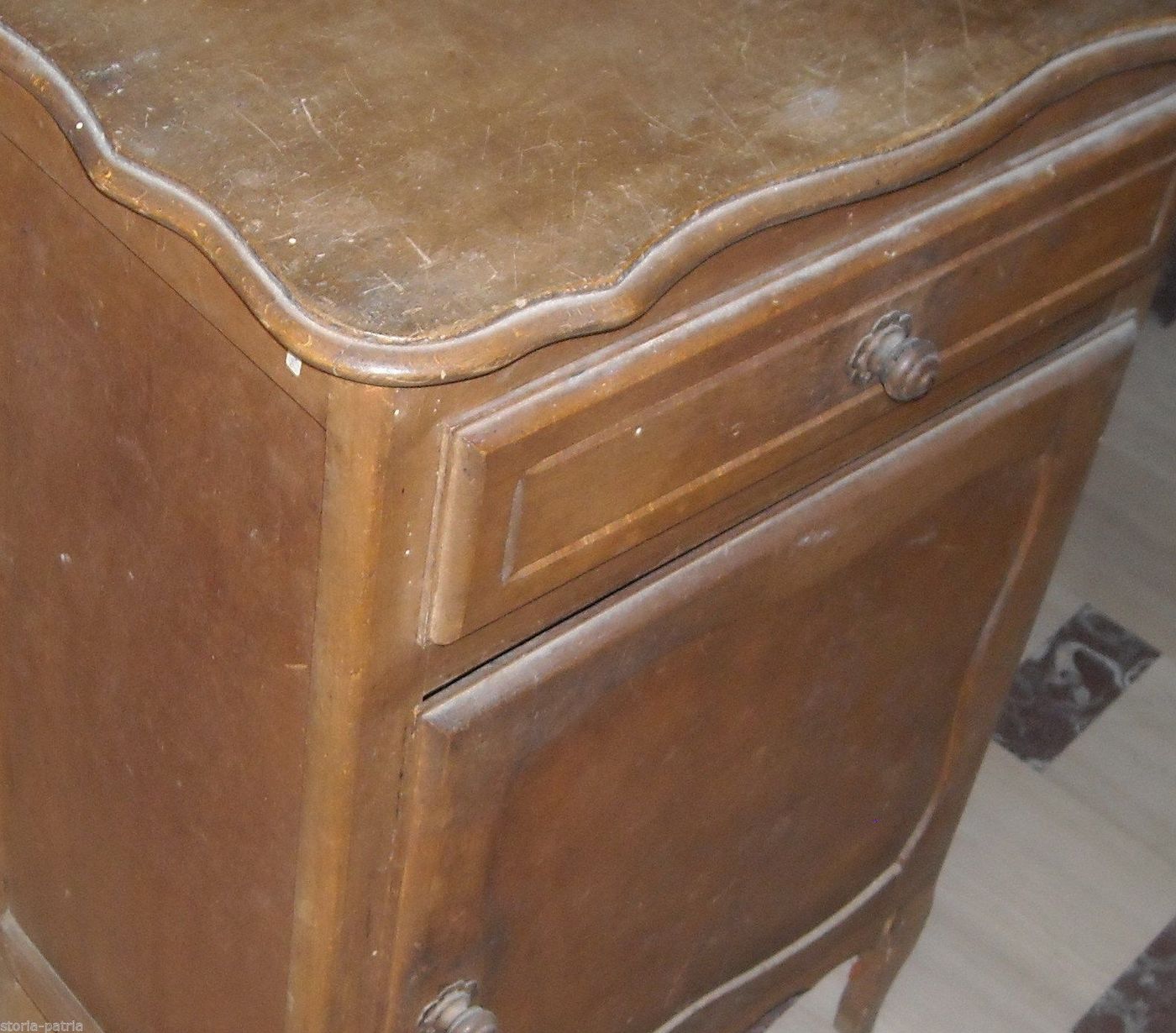 Credenza Antica In Legno Anni '30 Da Restaurare (89x59x36 Cm)