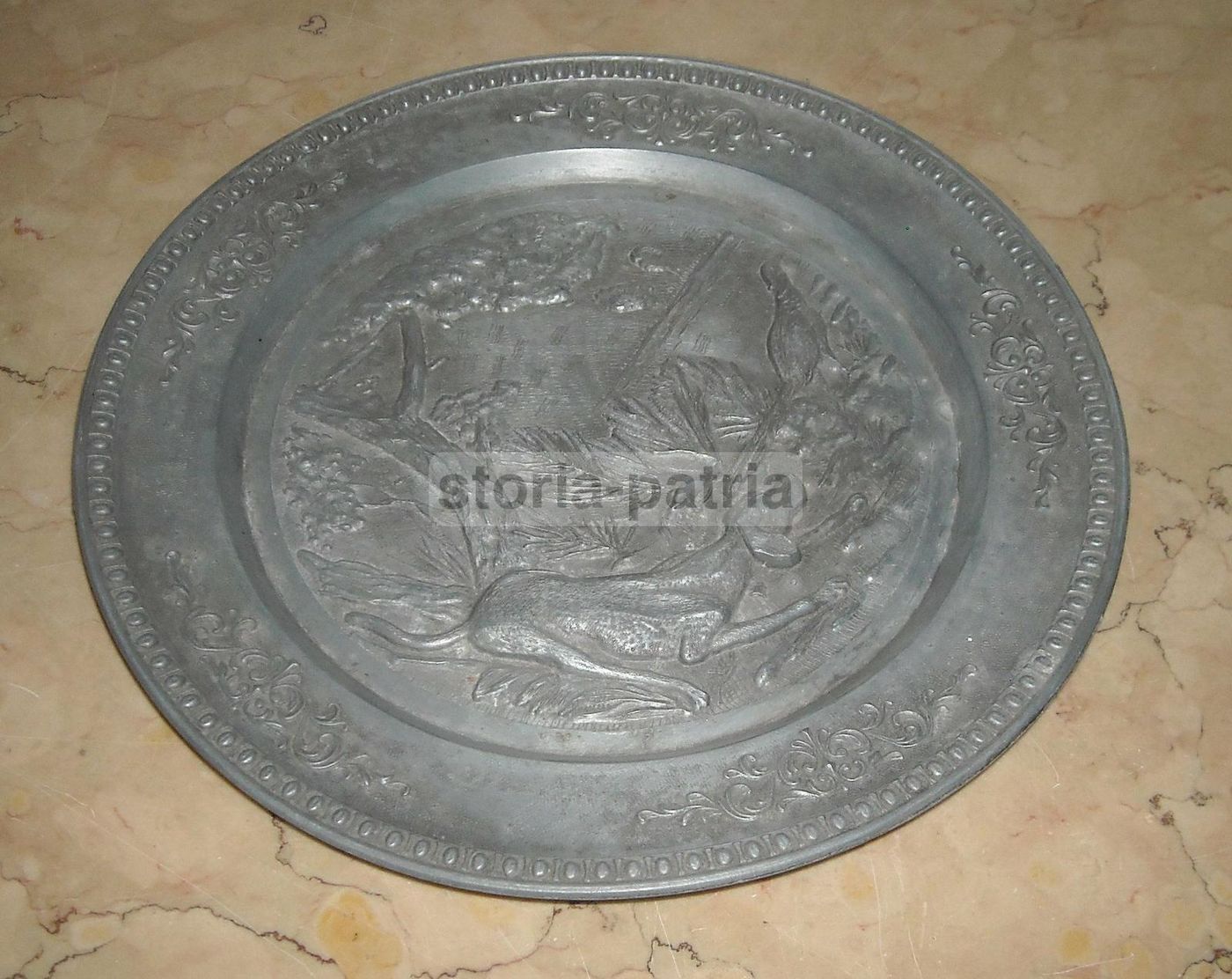 Piatto Decorativo Scena Di Caccia Con Cane E Fagiano In Metallo, Anni 50