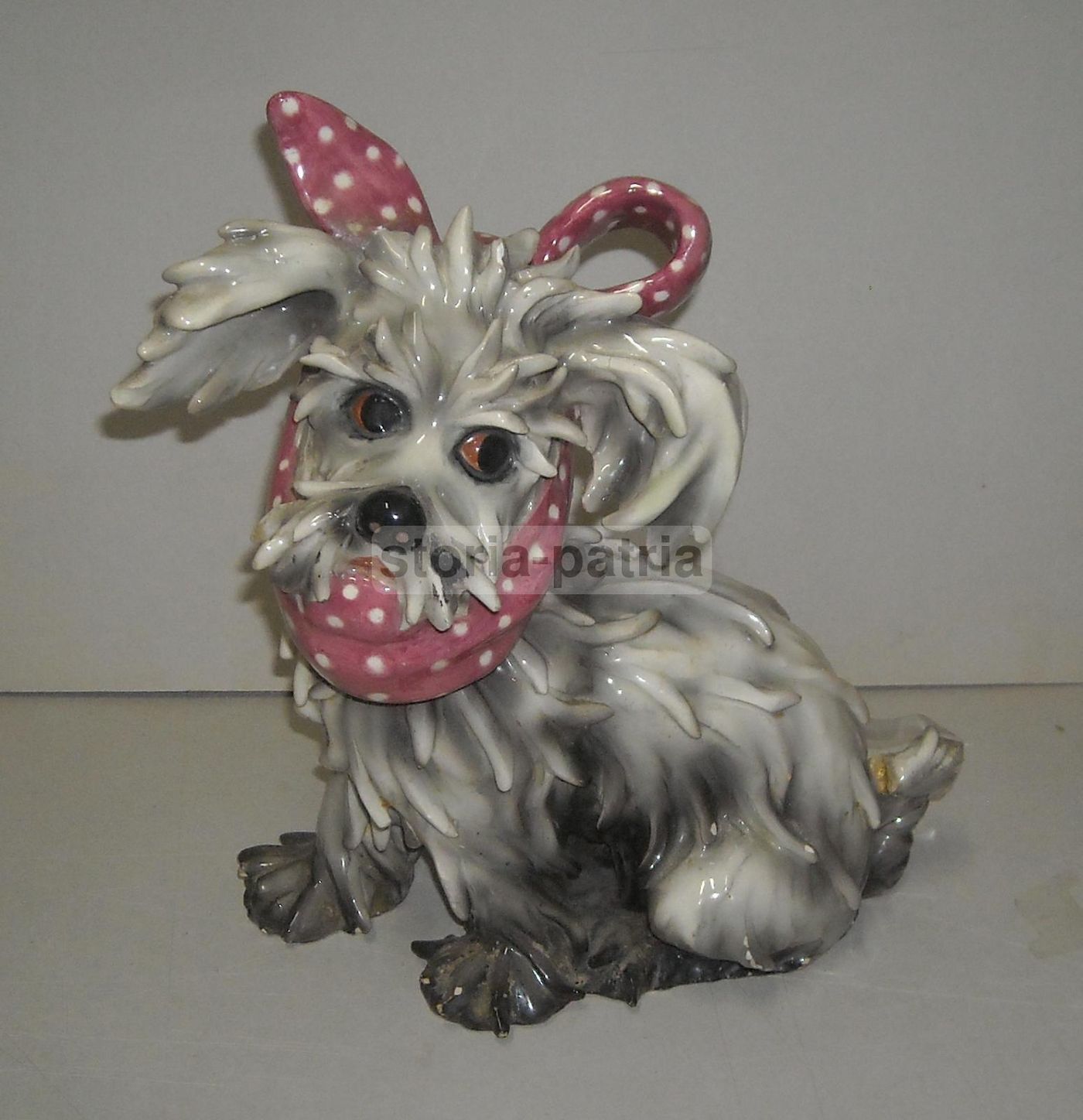 Scultura In Ceramica Di Cane Con Fazzoletto Rosa, Inizio '900