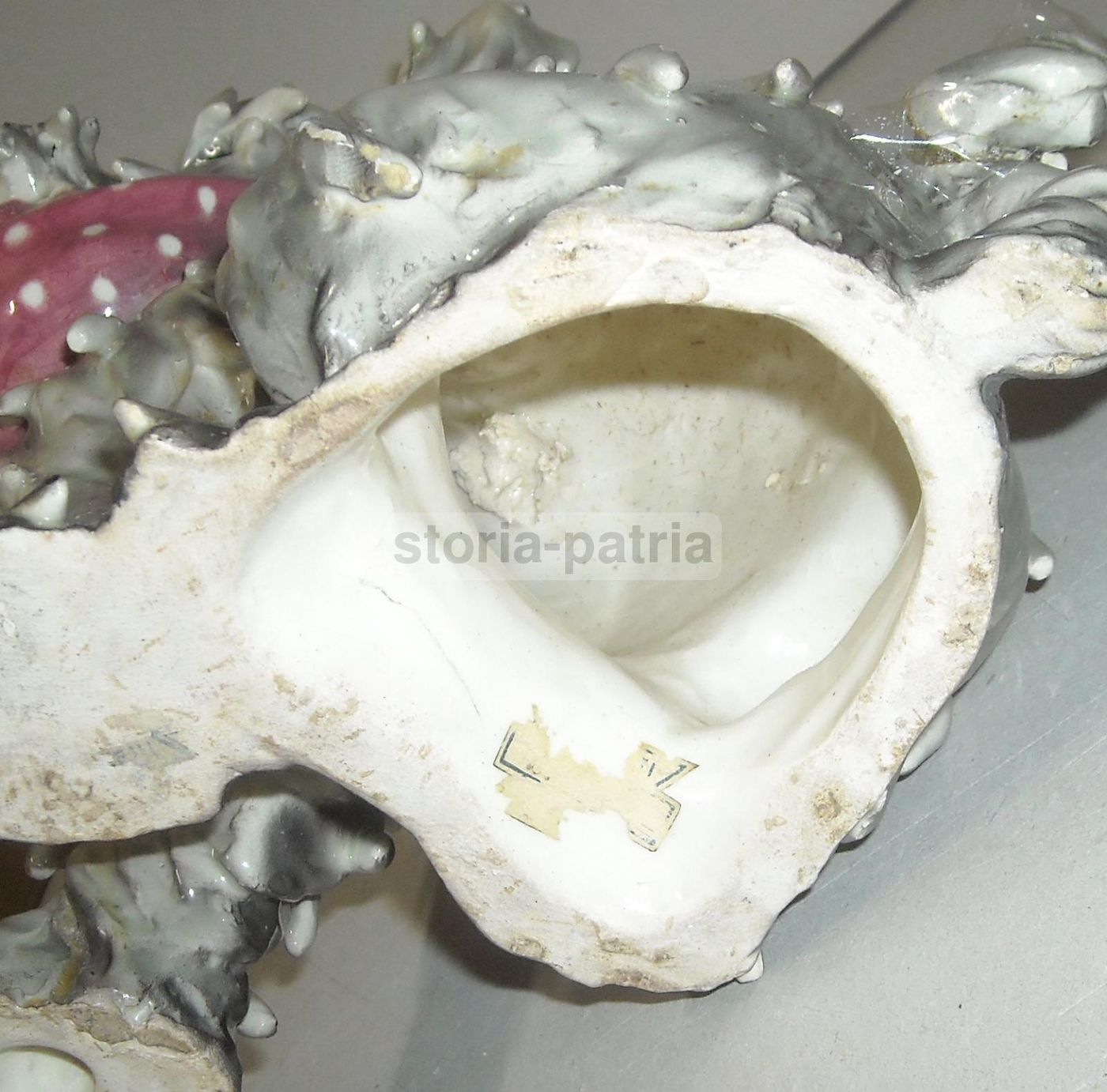 Scultura In Ceramica Di Cane Con Fazzoletto Rosa, Inizio '900
