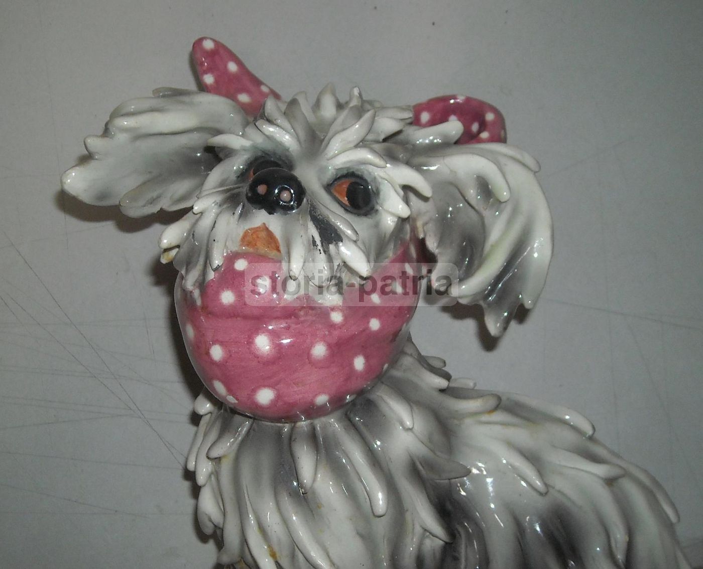 Scultura In Ceramica Di Cane Con Fazzoletto Rosa, Inizio '900