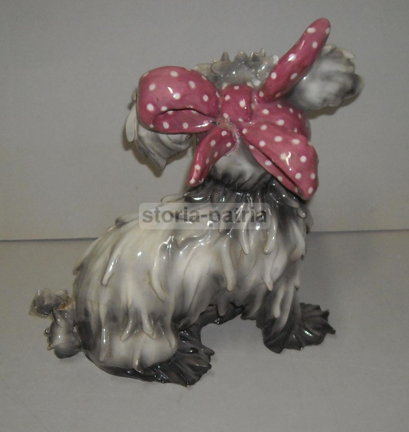 Scultura In Ceramica Di Cane Con Fazzoletto Rosa, Inizio '900