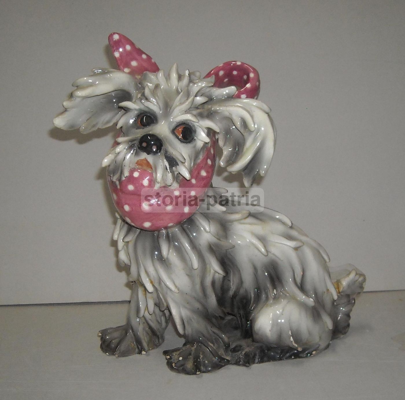 Scultura In Ceramica Di Cane Con Fazzoletto Rosa, Inizio '900