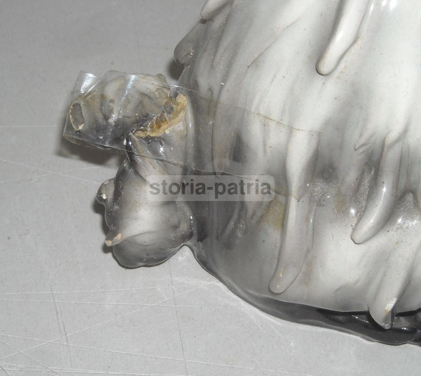 Scultura In Ceramica Di Cane Con Fazzoletto Rosa, Inizio '900